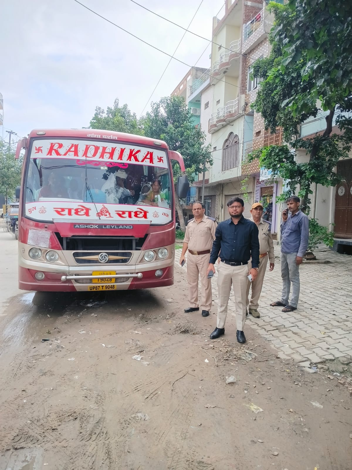 फोटो-03 बिना परमिट की बस पर कार्रवाई करते एआरटीओ शिवम यादव। स्रोत स्वयं
