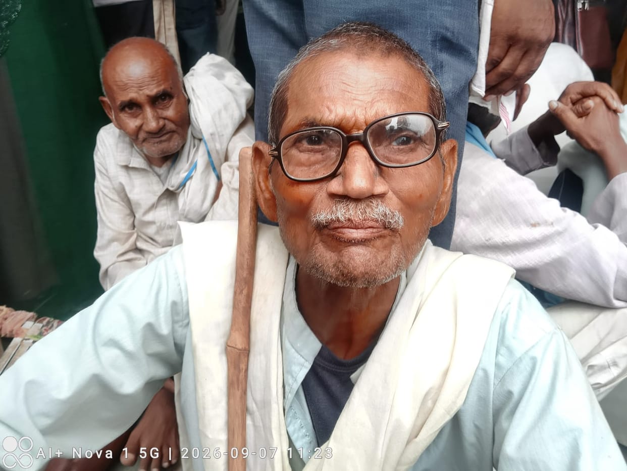 20-meter-long queue at the registration counter; 20 fever patients admitted