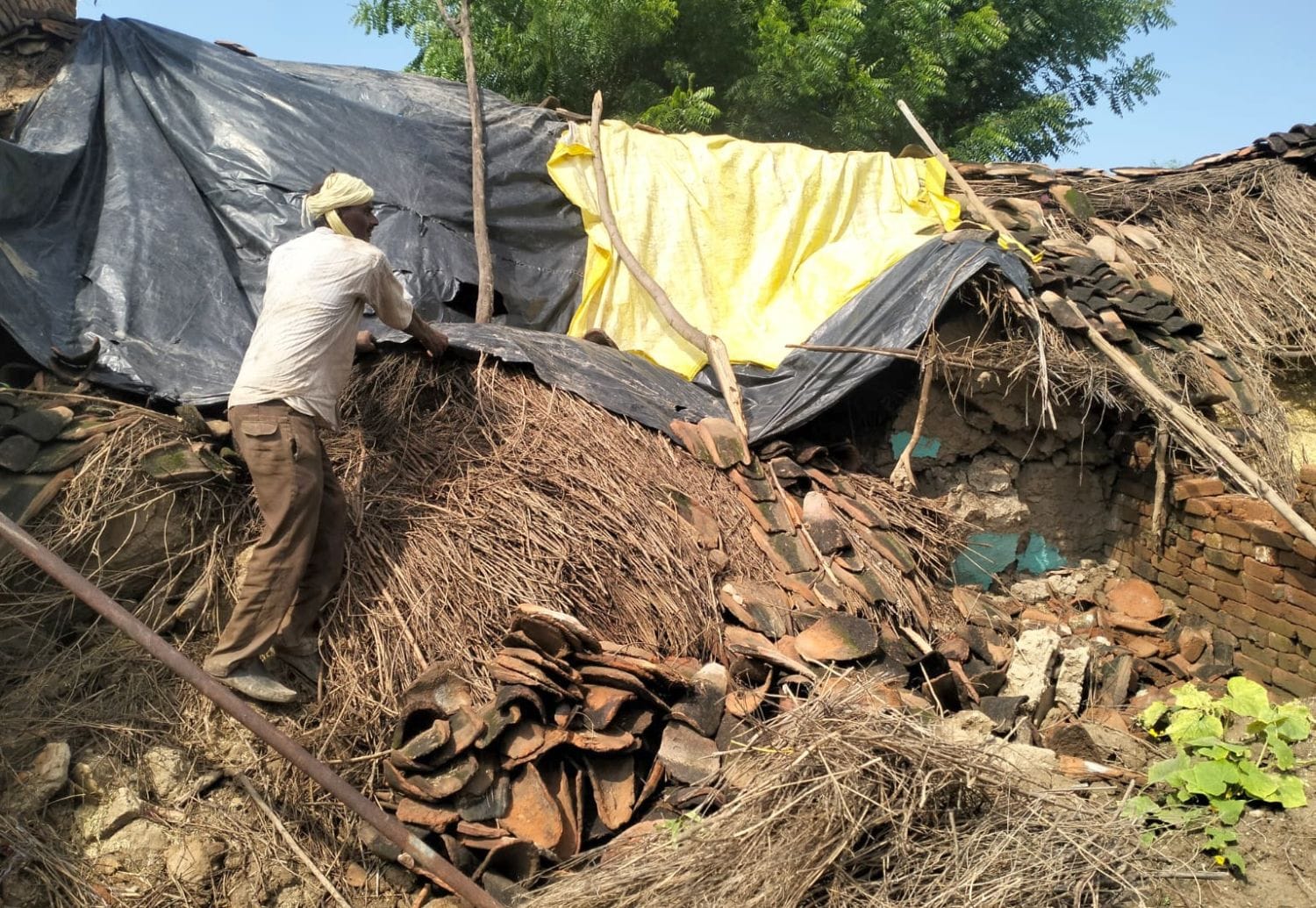 फोटो 07 एमएएचपी 03 परिचय-गिरा कच्चा मकान दिखाता पीड़ित रामकिशोर। संवाद