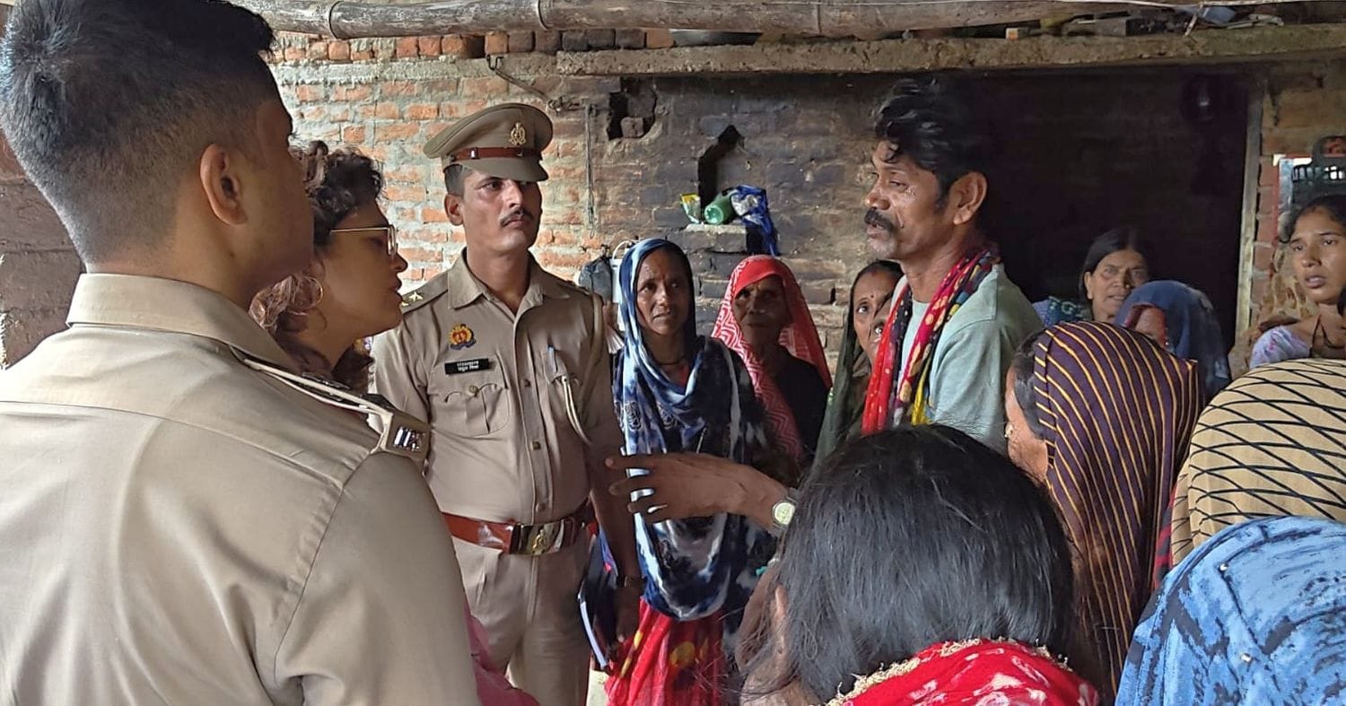 फोटो 07 एमएएचपी 13 परिचय-रिवई गांव में मृतकों के परिजनों से जानकारी लेकर आर्थिक सहायता का भरोस