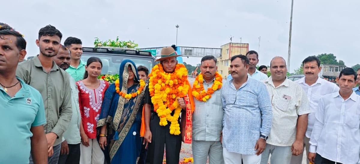 Unnao News: लेफ्टिनेंट की ट्रेनिंग पूरी कर गांव पहुंचे शाश्वत का स्वागत
