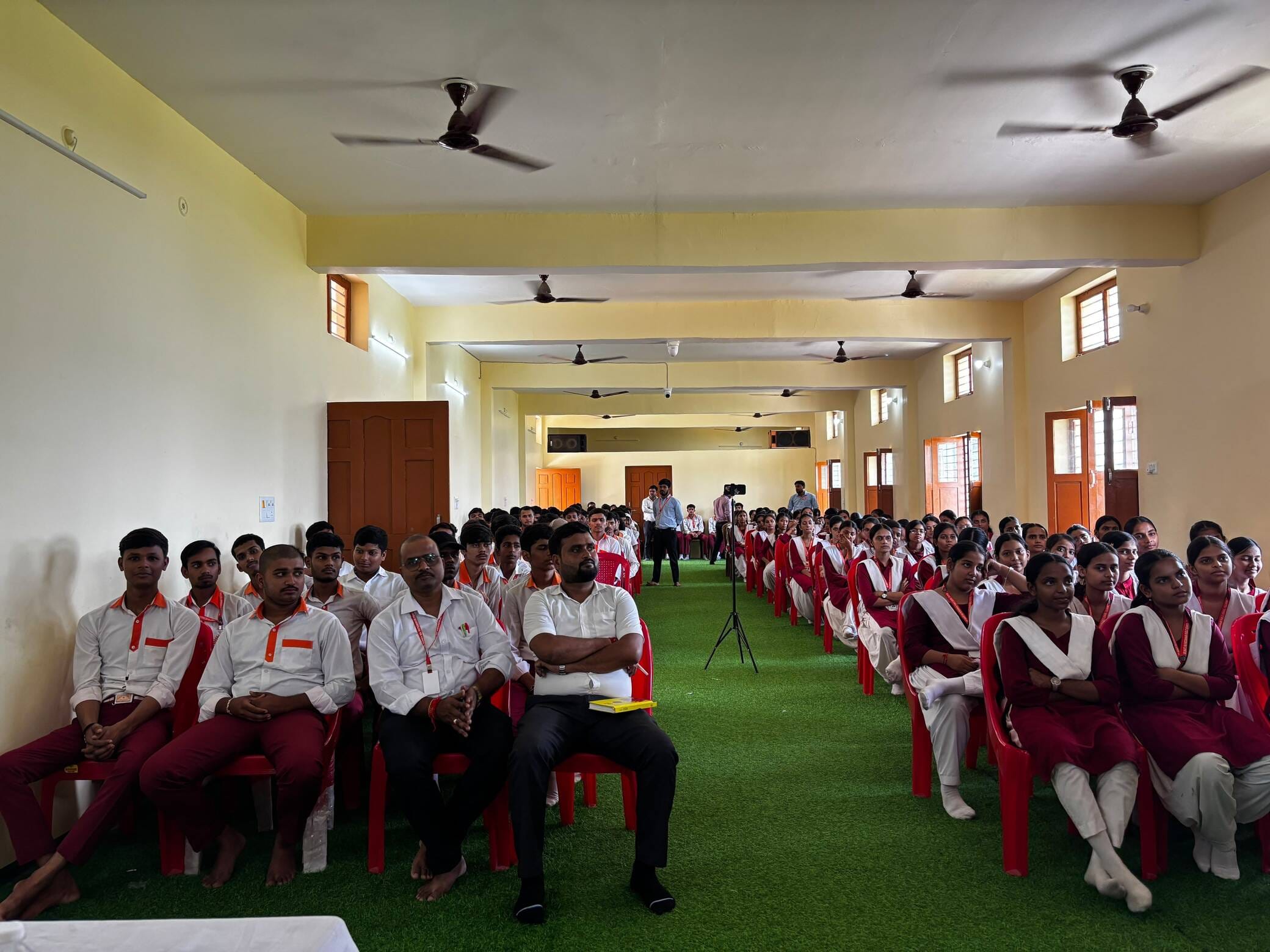 फोटो-22-बलरामपुर के मां पाटेश्वरी पब्लिक स्कूल में मौजूद विद्यार्थी।-स्रोत : स्कूल