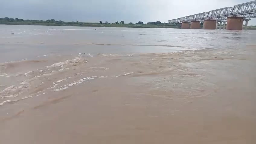 फोटो - 23 यमुना नदी का बढ़ा जलस्तर। संवाद