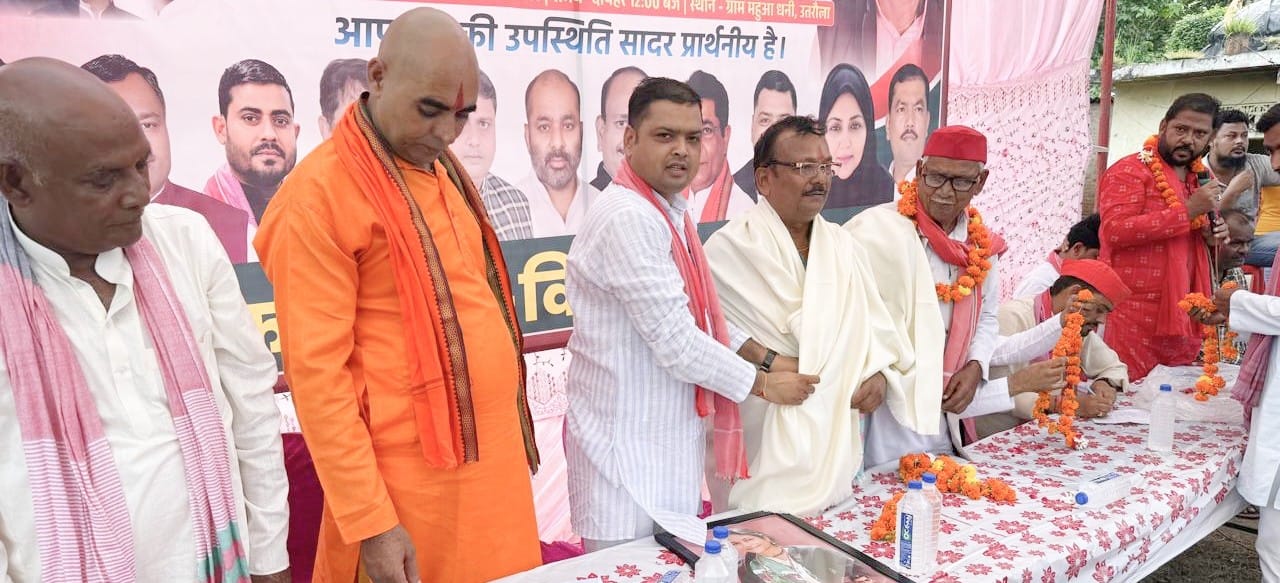 फोटो-27-बलरामपुर के उतरौला में मुख्य अतिथि का स्वागत करते पूर्व जिलाध्यक्ष ।-स्रोत : सपा