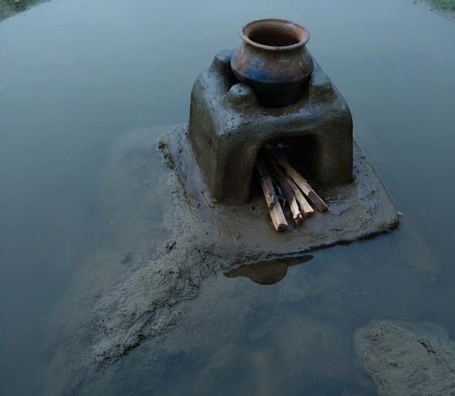 फोटो 30- बाढ़ प्रभावित गांव नगला जैली में  प्रेमपाल के घर की रसोई में भरा बाढ़ का पानी। संवाद