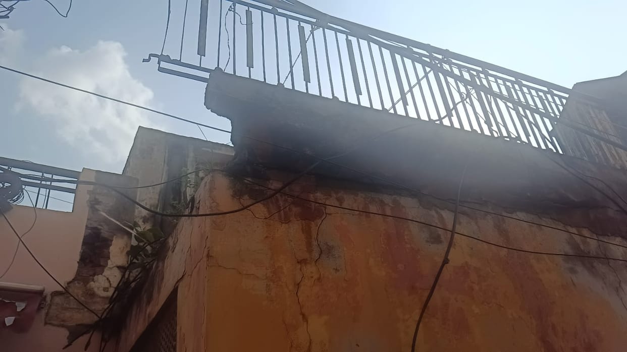 Risk of accidents looms due to dilapidated buildings; Municipal Council lacks even a list.