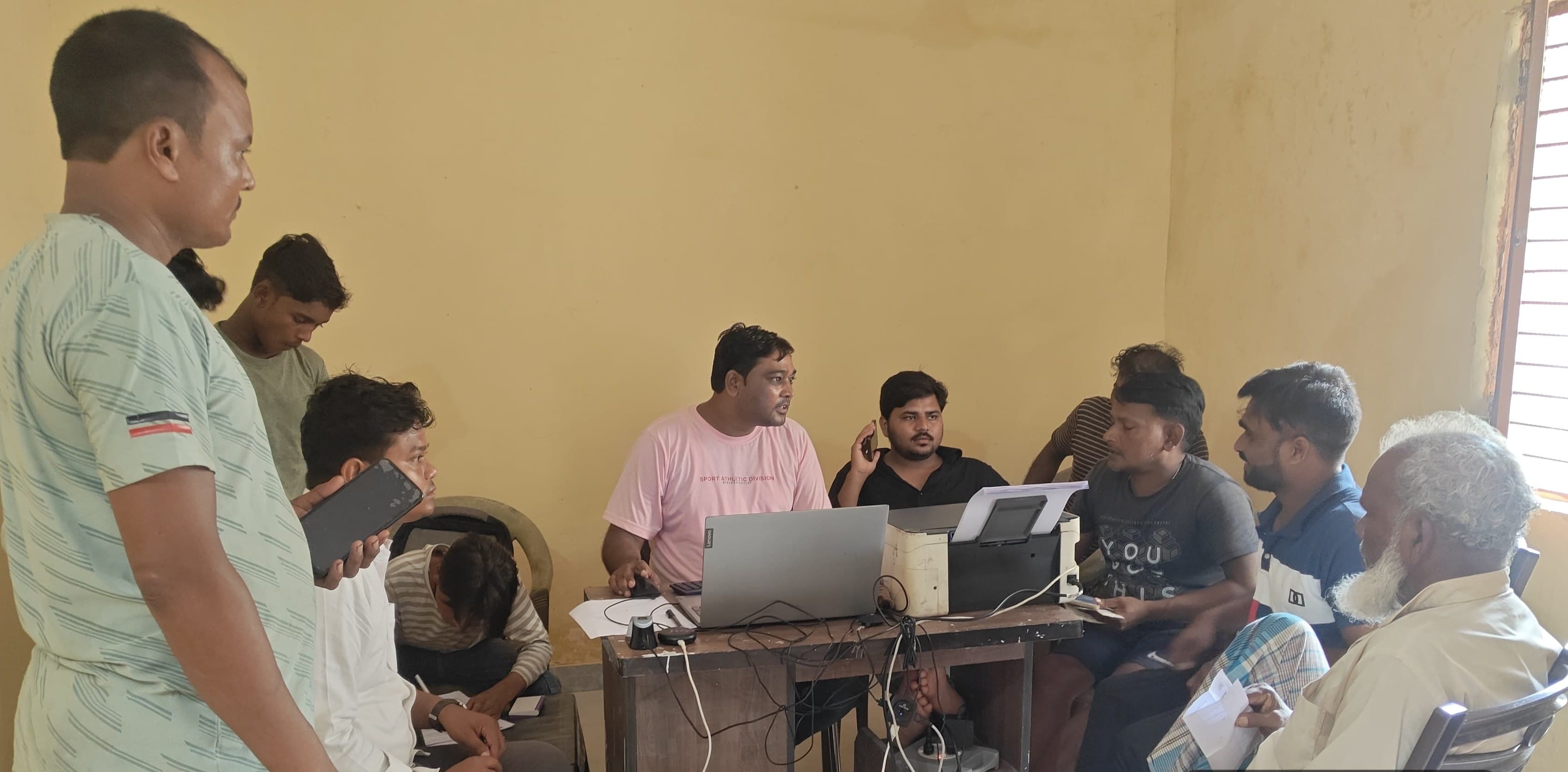 फोटो-8-बलरामपुर में स्थित पंचायत भवन में काम कराने के लिए जुटी ग्रामीणों की भीड़ ।-संवाद