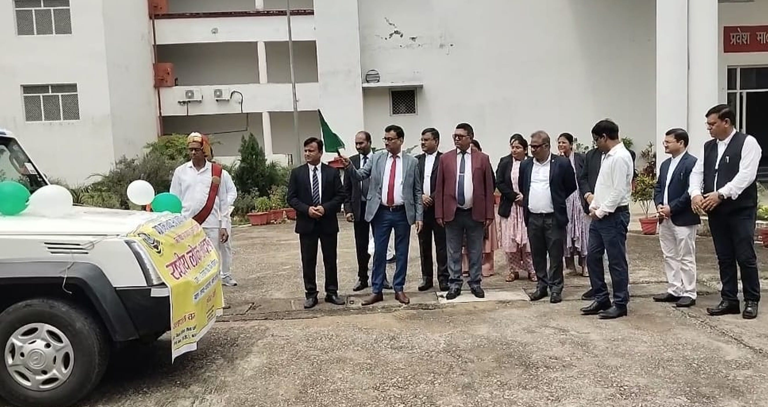 फोटो-9-बलरामपुर के दीवानी न्यायालय से वाहन को हरी झंडी दिखाकर रवाना करते जिला जज व अन्य ।-स्रोत
