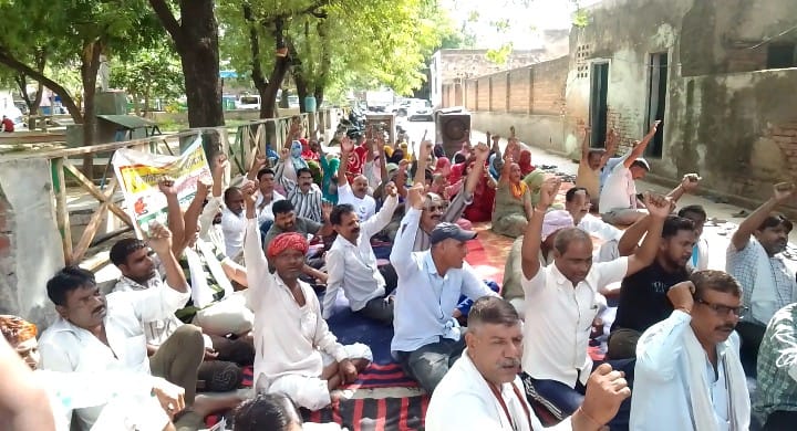 Sanitation workers' strike continues; employees did not