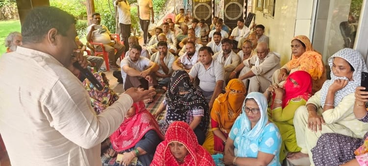 फोटो - नगर परिषद कार्यालय में सफाईकर्मियों को संबोधित करते हुए यूनियन के राज्य प्रधान नरेश कुमा