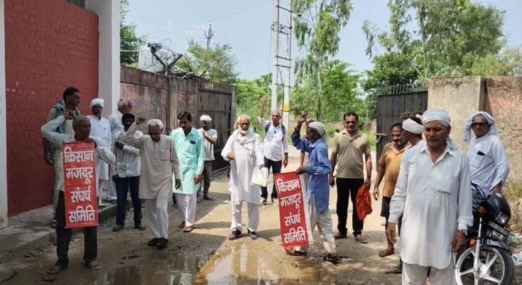 फोटो : सोनीपत के गांव भटगांव स्थित बिजलीघर में प्रदर्शन करते ग्रामीण। स्रोत: समिति