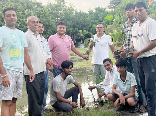 फोटो : सोनीपत के पुराने औद्याेगिक क्षेत्र में पौधरोपण करते शहरवासी। स्रोत: फाउंडेशन