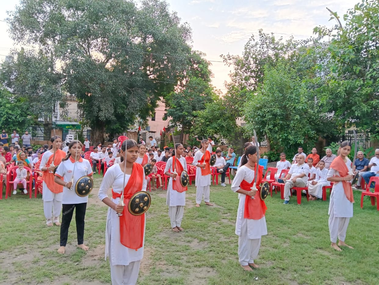 Aryaveer Dal Sector-12 branch completes five years; youth demonstrate physical exercises.