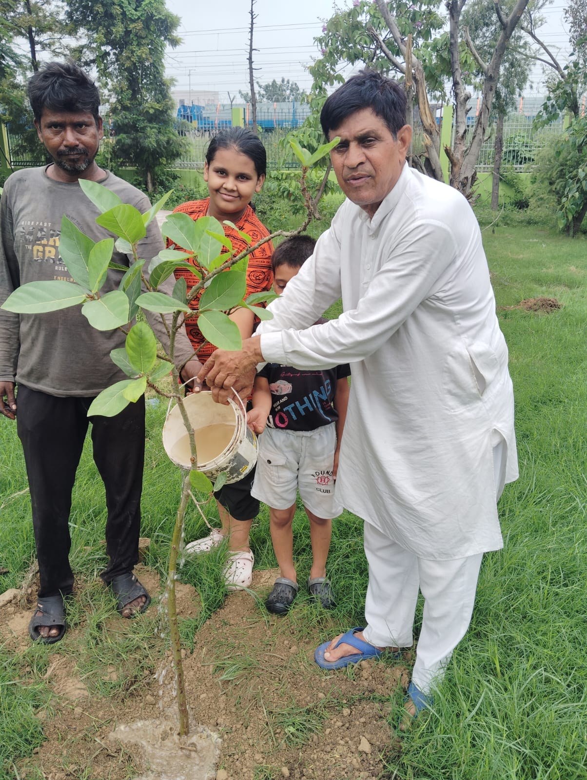 फोटो : सोनीपत के सारंग रोड स्थित रेलवे पार्क में पौधरोपण करते  डॉ. सत्यवीर निर्माण। स्रोत: पाठ