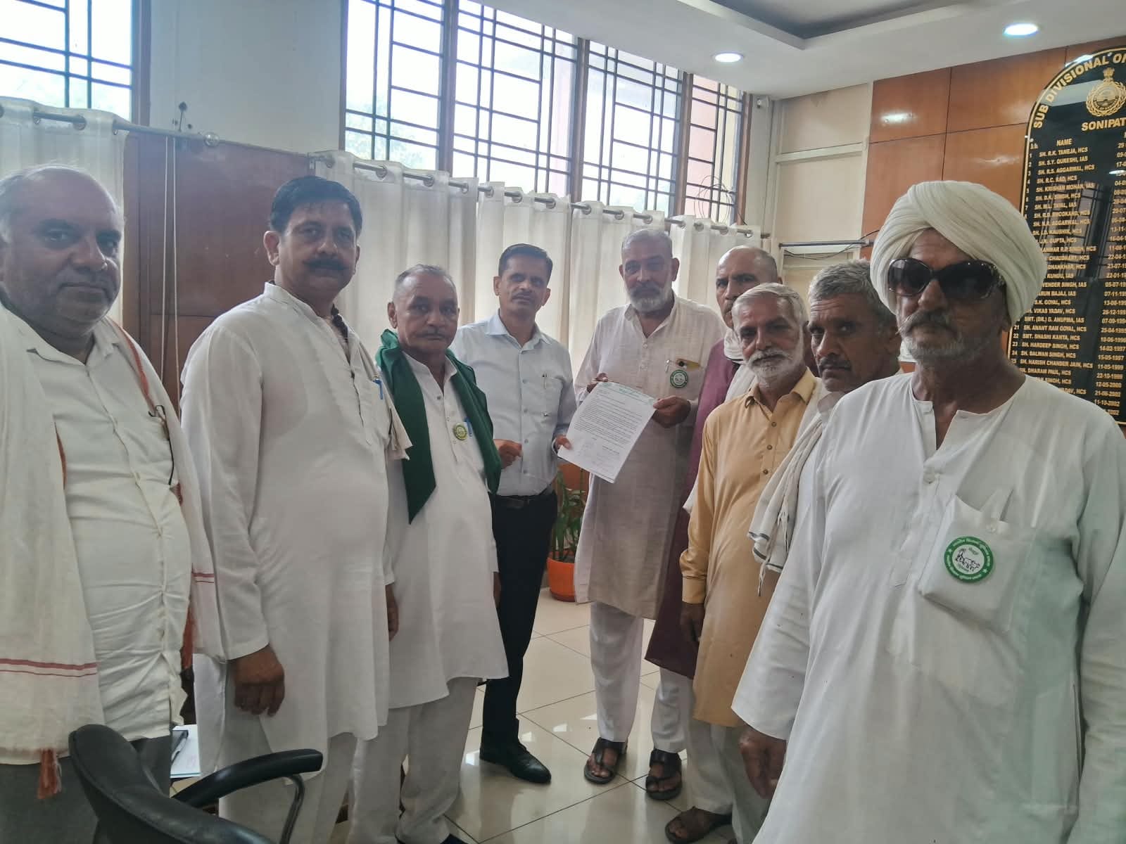 फोटो : सोनीपत लघु सचिवालय में एसडीएम सुभाष चंद्र को राष्ट्रपति के नाम ज्ञापन सौंपते किसान। स्रो