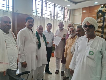 फोटो : सोनीपत लघु सचिवालय में एसडीएम सुभाष चंद्र को राष्ट्रपति के नाम ज्ञापन सौंपते किसान। स्रो