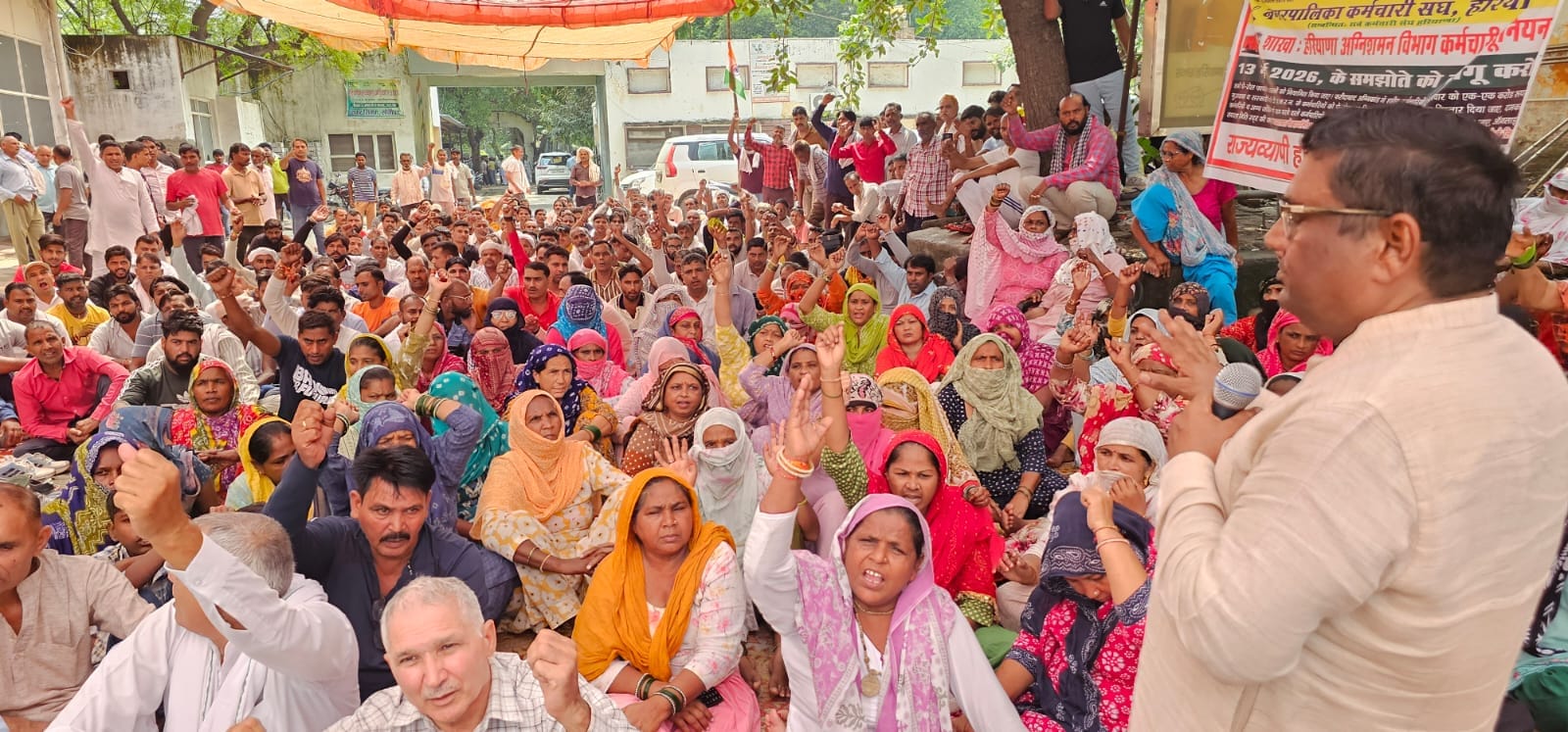 फोटो : सोनीपत नगर निगम कार्यालय में धरने पर बैठे हड़ताली कर्मियों काे संबोधित करते नगरपालिका क