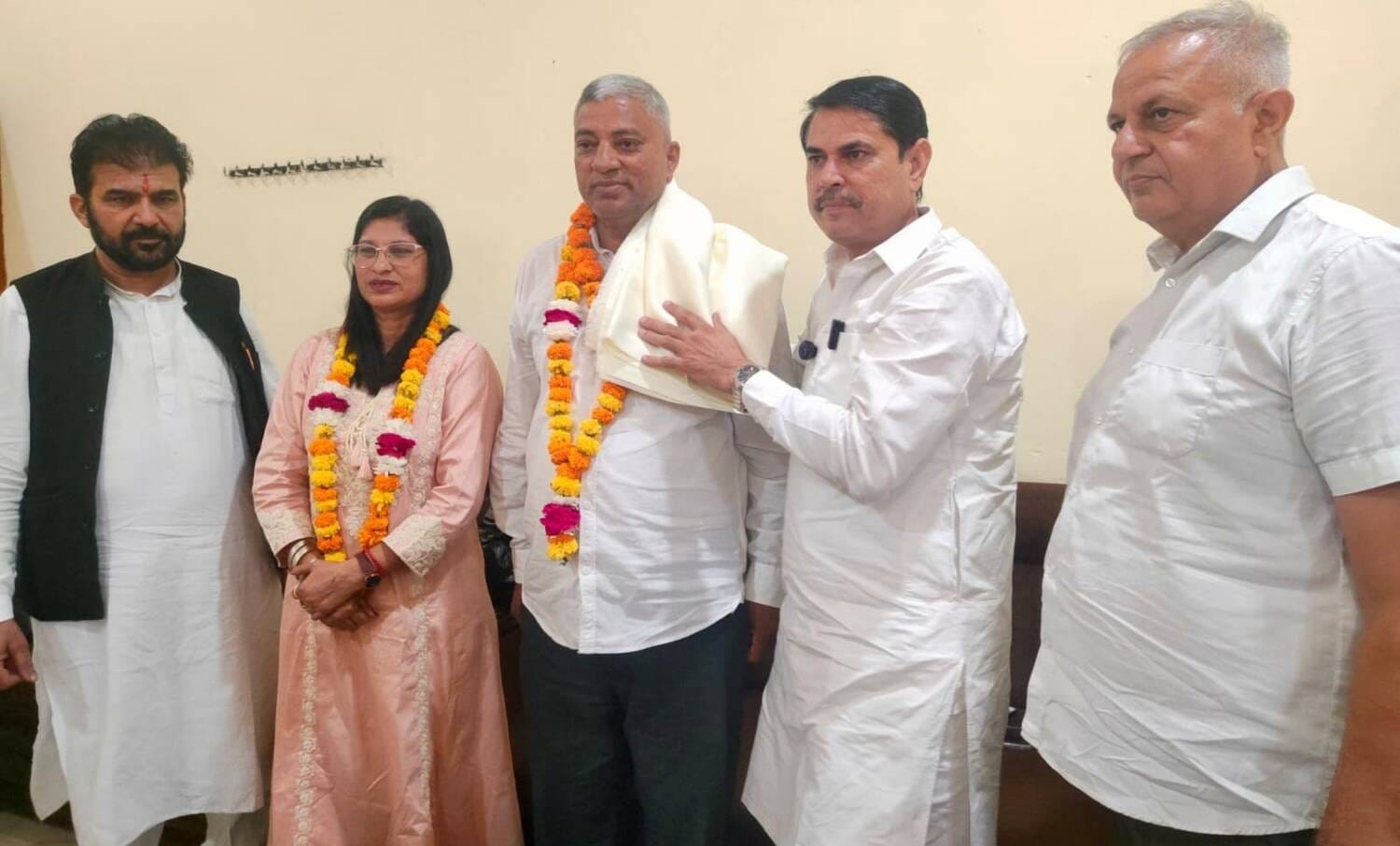 फोटो - स्टेट अवार्ड के लिए चयनित शिक्षकों को सम्मानित करते हुए विधायक इंदुराज नरवाल। स्रोत - प्