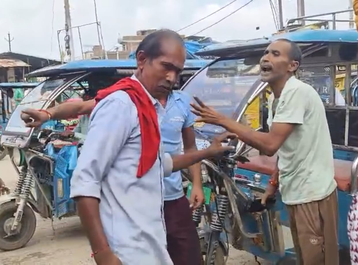 Passengers clashed with an e-rickshaw driver over the fare