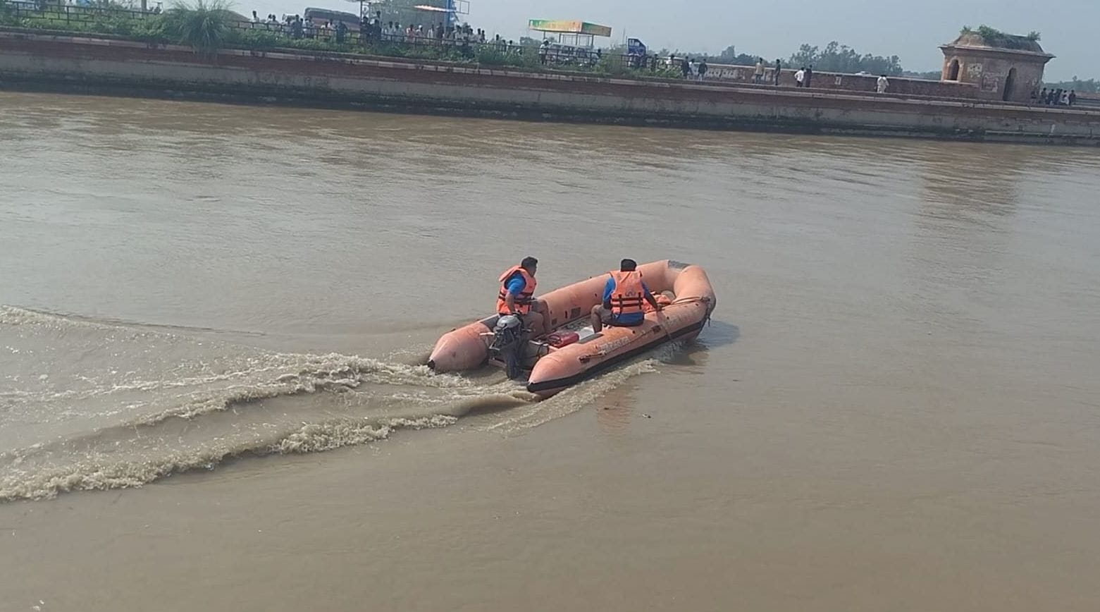फोटो36कासगंज के नदरई स्थित हजारा नहर में डूबे देवर -भाभी की तलाश करते पीएसी फ्लड यूनिट के जव