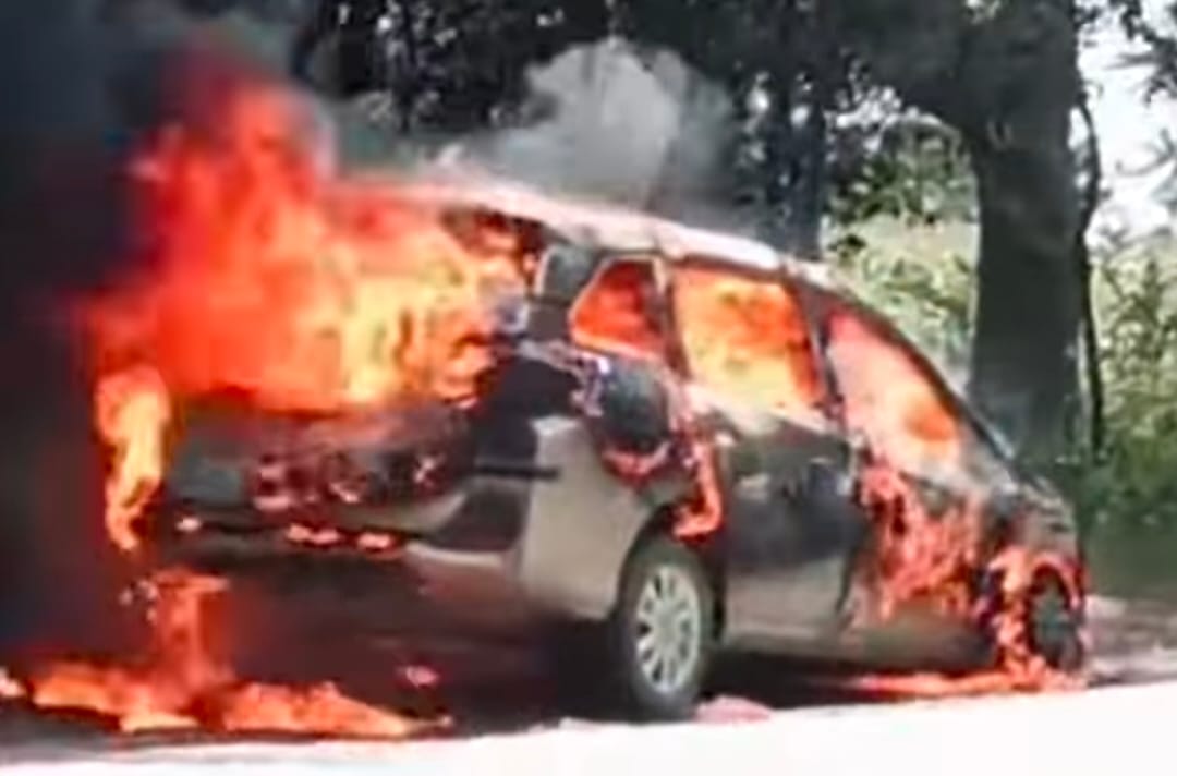 Car catches fire; occupants have a narrow escape