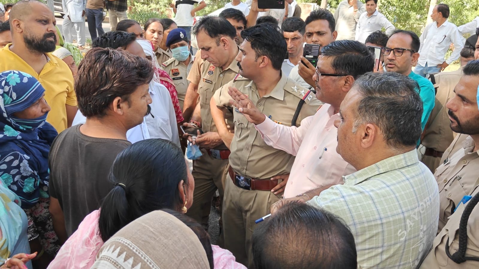 फतेहाबाद। शहर के सेक्टर तीन के पास पुलिस व अन्य अधिकारियों से बातचीत करते हड़ताली कर्मचारी। सं