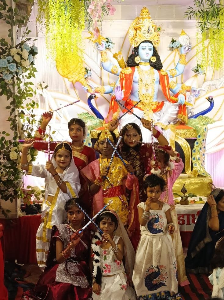 गोंडाधीश दरबार में आयोजित डांडिया महारास कार्यक्रम में सम्मानित किए गए बच्चे। स्रोत: आयोजक 