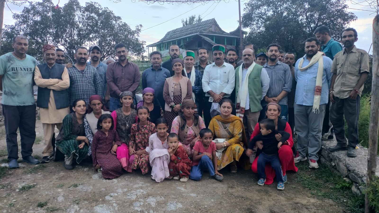 ग्रामीणों के साथ जलशक्ति मंडल नेरवा के अधिशासी अभियंता रजनीश वर्मा। संवाद