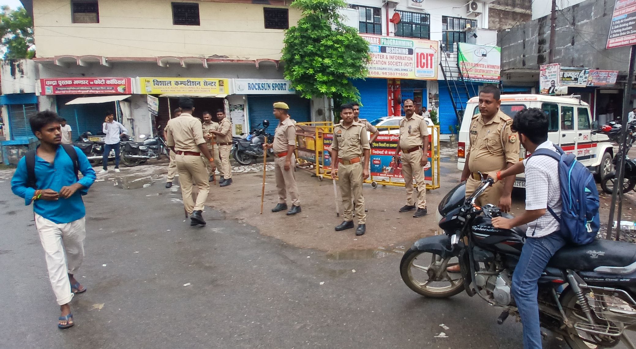 गांधी पार्क में धरना देने उमड़े छात्र व तैनात पुलिस फोर्स। संवाद