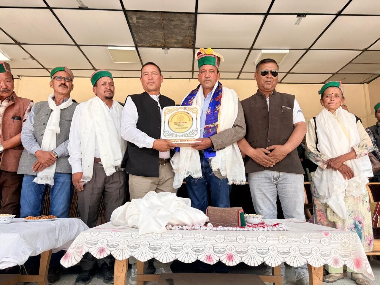 गायबोंग स्कूल में जिला स्तरीय अंडर-19 छात्रा वर्ग खेलकूद प्रतियोगिता में मुख्यातिथि को सम्मानित