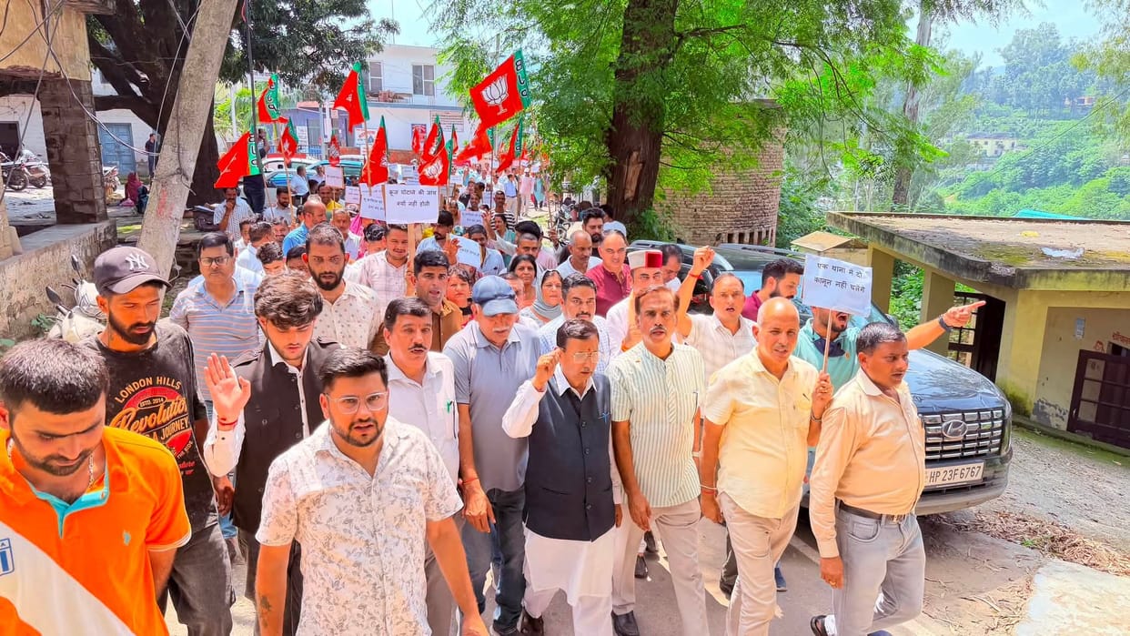 BJP lays siege to Ghumarwin police station over failure to register FIR.