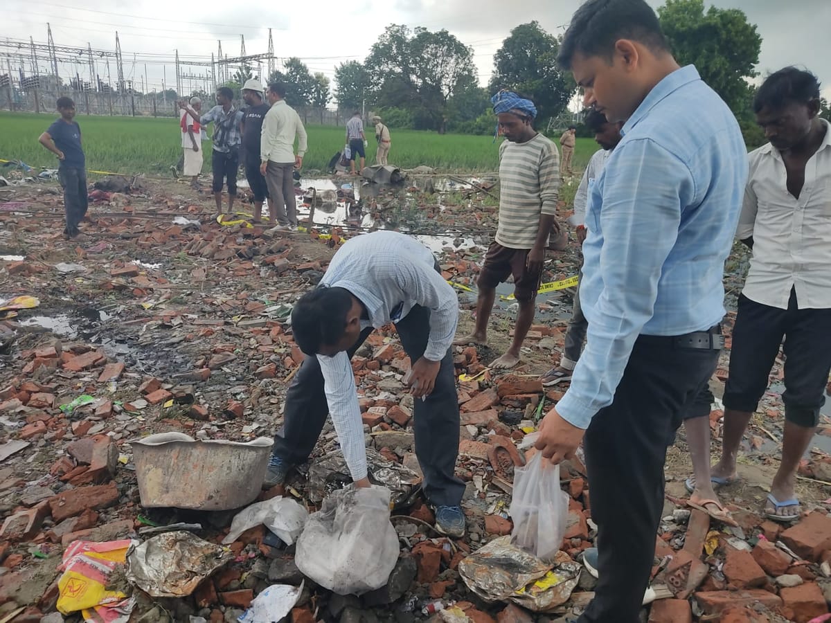 Kaushambi News: पटाखा फैक्टरी में धमाके की जांच के लिए प्रयागराज से पहुंची एफएसएल की तीन सदस्यीय टीम