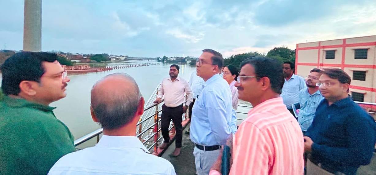 The District Magistrate inspected flood-affected vulnerable sites.