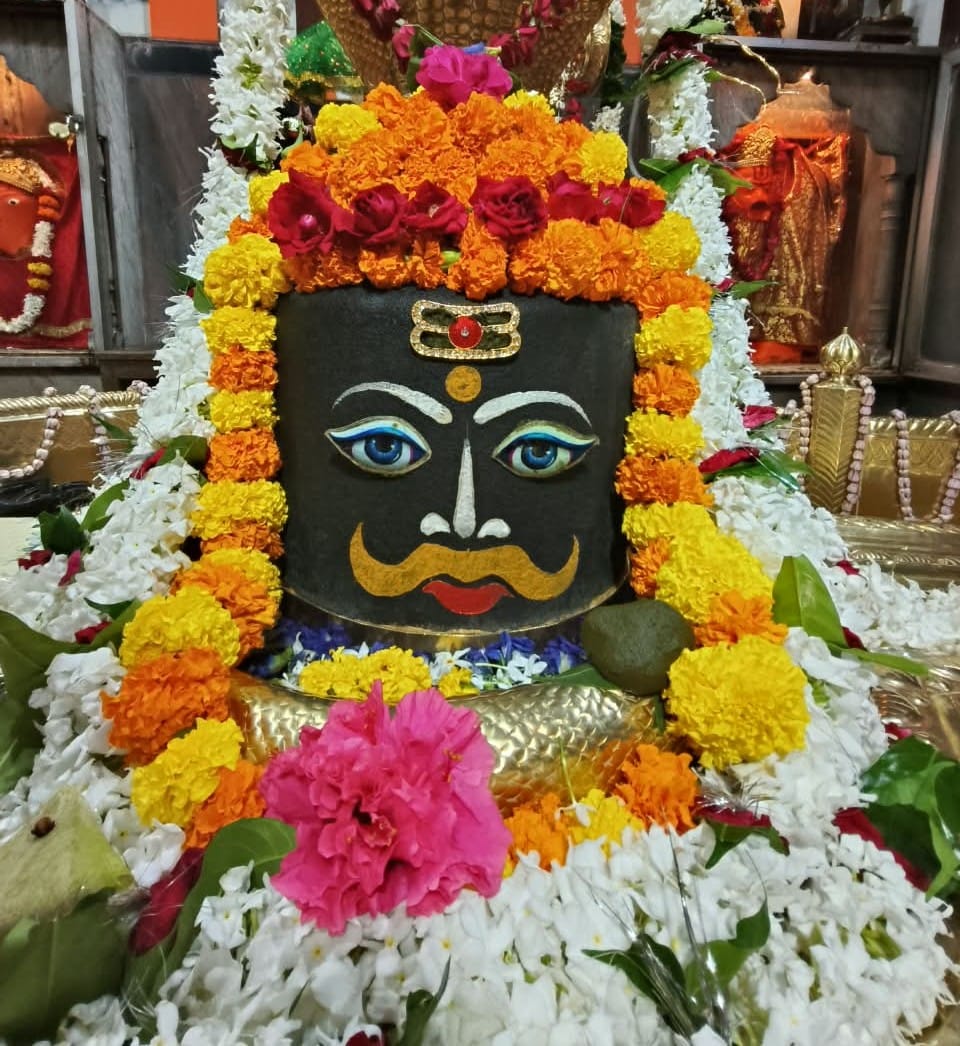 The adornment of Lord Shiva; the divine court resounded with chants of praise.