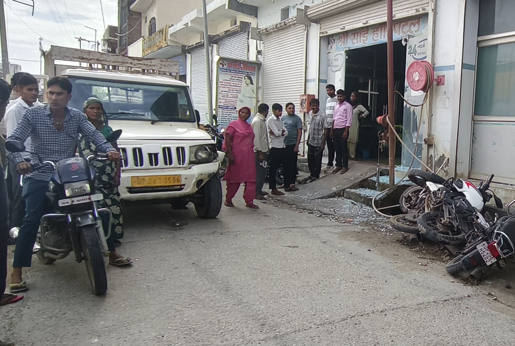 हास्पीटल के पास इसी पिकअप वाहन ने ढाया कहर। संवाद