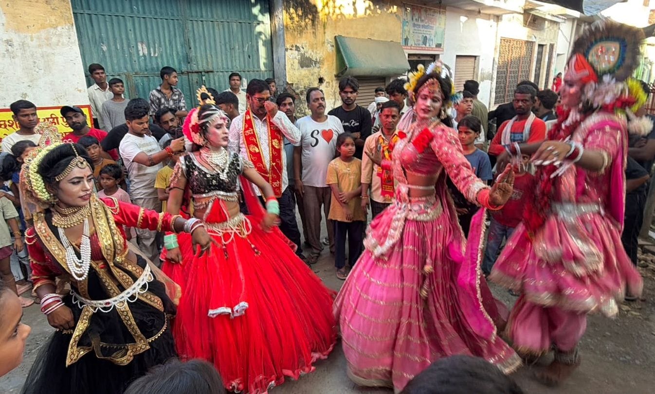 इस्लामनगर -- जन्माष्टमी के बाद एकादशी के अवसर पर कस्बे के प्रमुख मार्गों पर प्रथा के अनुसार फूल