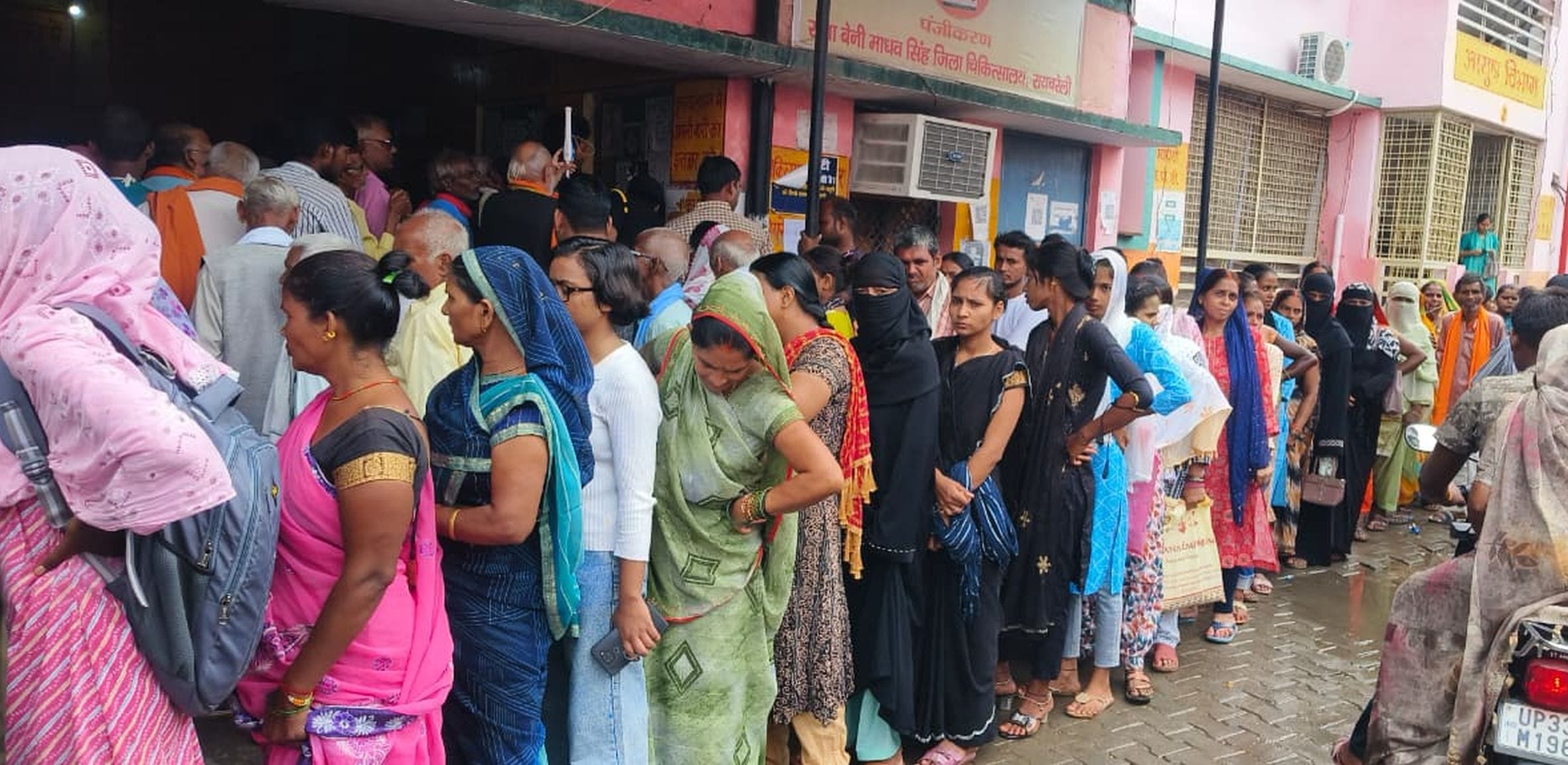 जिला अस्पताल के पंजीकरण काउंटर पर पर्चा बनवाने के लिए महिलाओं की लगी लंबी कतार। 