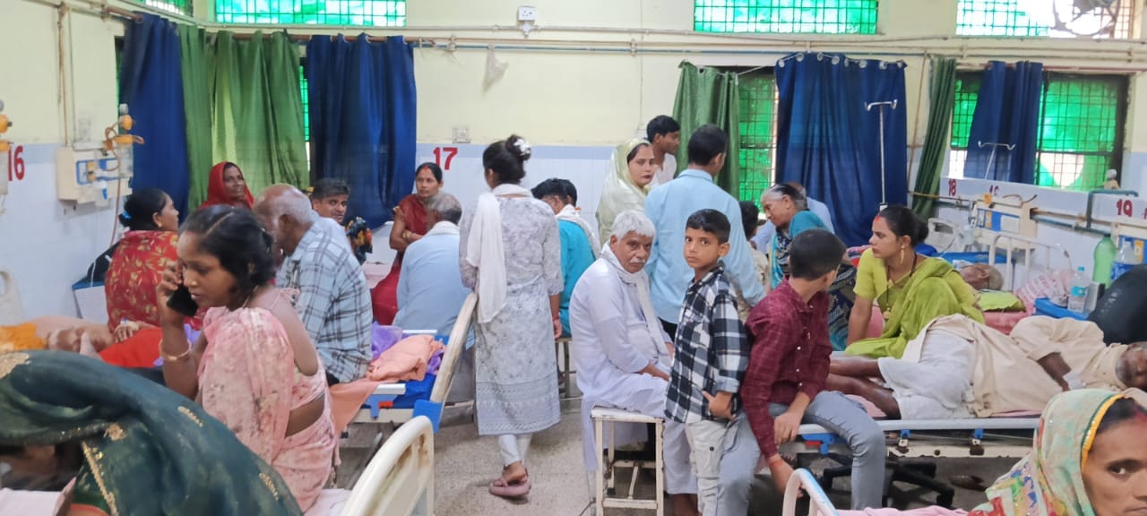 जिला अस्पताल में भर्ती मरीजों की देखने के लिए दीमारदारों की लगी भीड़। संवाद
