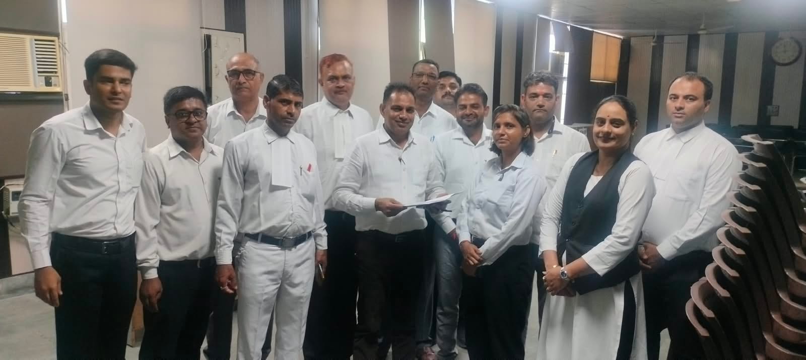 जिला बार चुनाव के निर्वाचन अधिकारी प्रत्याशियों के साथ विचार विमर्श करते। स्रोत : एसोसिएशन