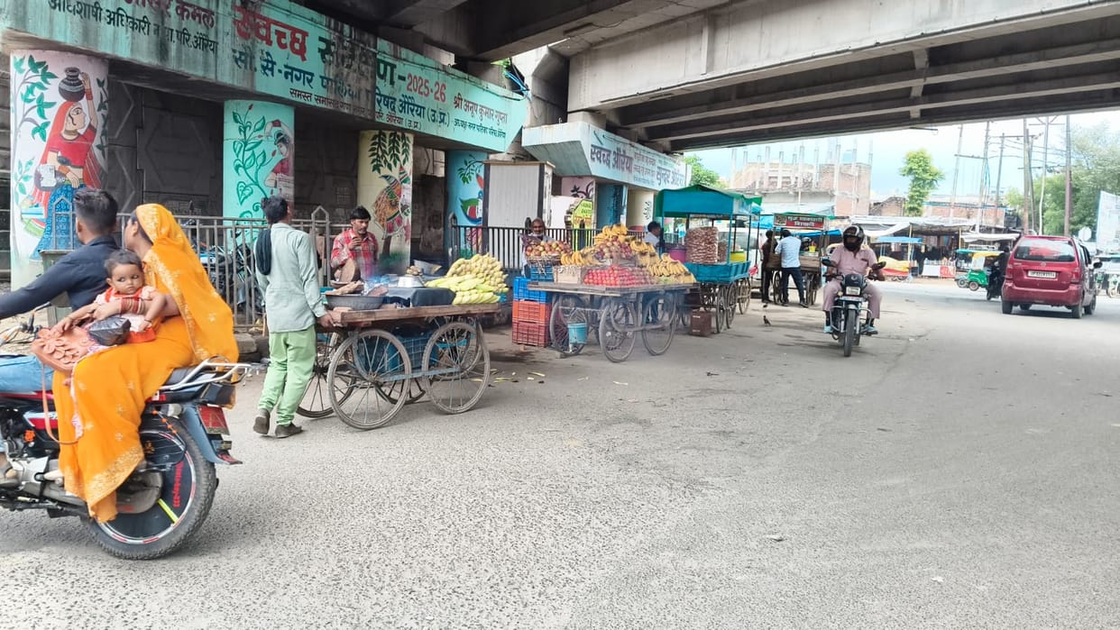 Shops springing up in the underpass; people troubled by traffic jams and filth.