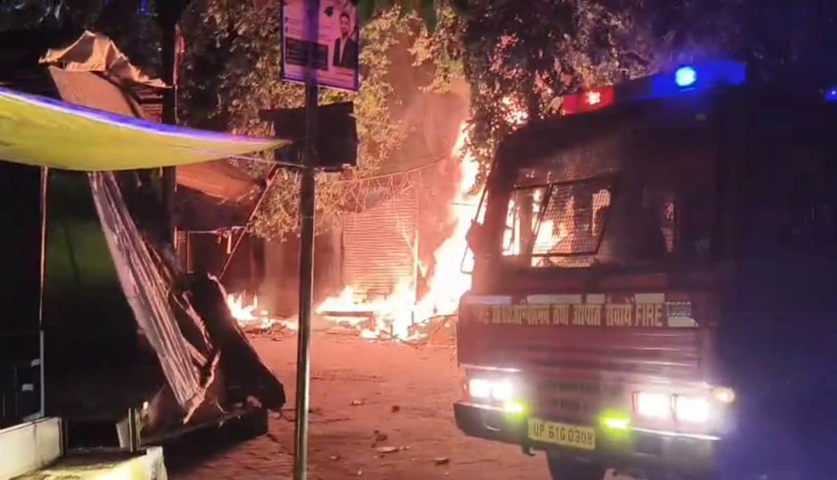 Ghazipur News: 7 दुकानों में लगी आग बुझाने पहुंची एक दमकल गाड़ी का 2000 लीटर पानी 10 मिनट में खत्म