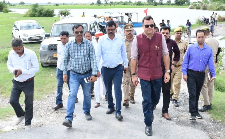 The District Magistrate inspected the flood-affected village of Jata.