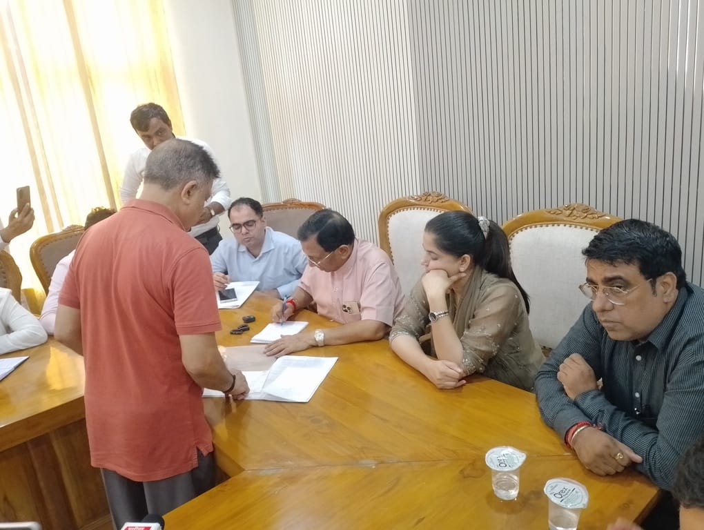 जीटी रोड स्थित रेस्ट हाउस में जनसुनवाई में सेक्टर वासियों से बातचीत करते विधायक प्रमोद विज। संव