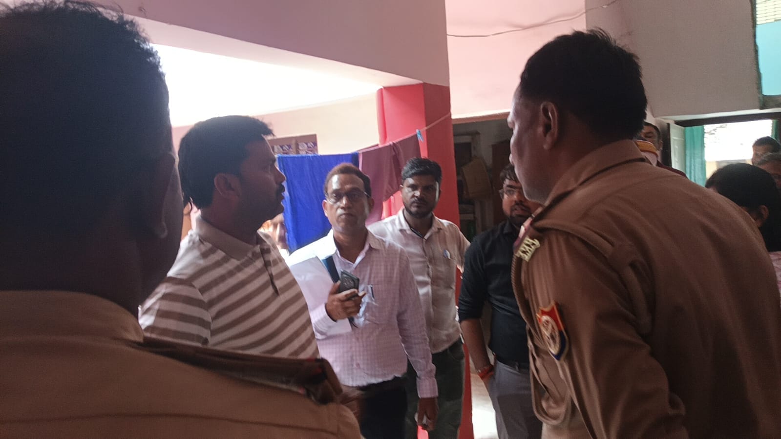 जैतपुर के गोपरीचांदपुर गांव में छापेमारी के दौरान मौजूद पुलिस व प्रशासनिक अधिकारियों की टीम।