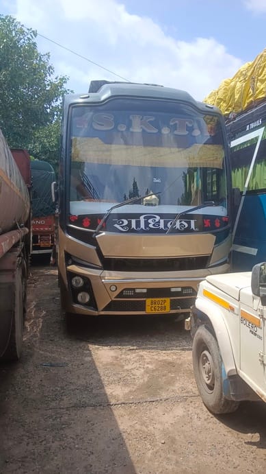 जयपुर हाउस स्थित एसजीएसटी कार्यालय में खड़ी चांदी मामले में पकड़ी गई राधिका ट्रेवल्स की बस स्त्