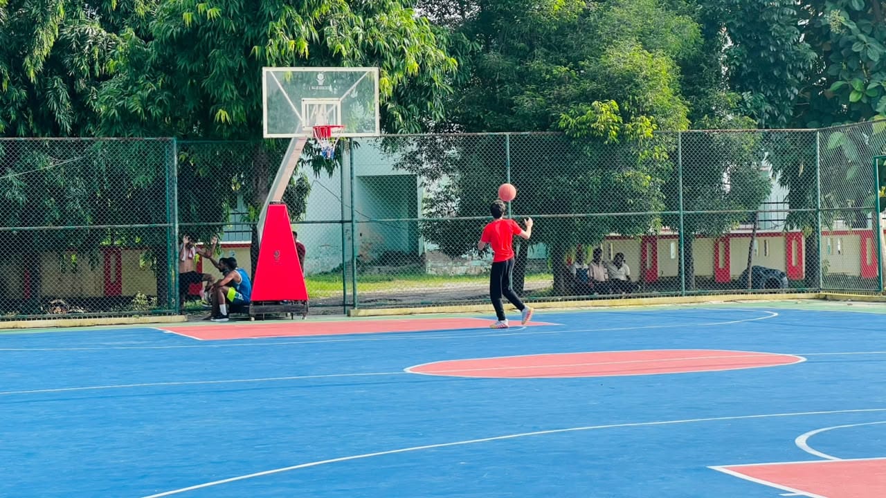 कोच के अभाव में जिला स्पोर्ट्स स्टेडियम में बास्केटबॉल मैदान में खेलता खिलाड़ी।संवाद