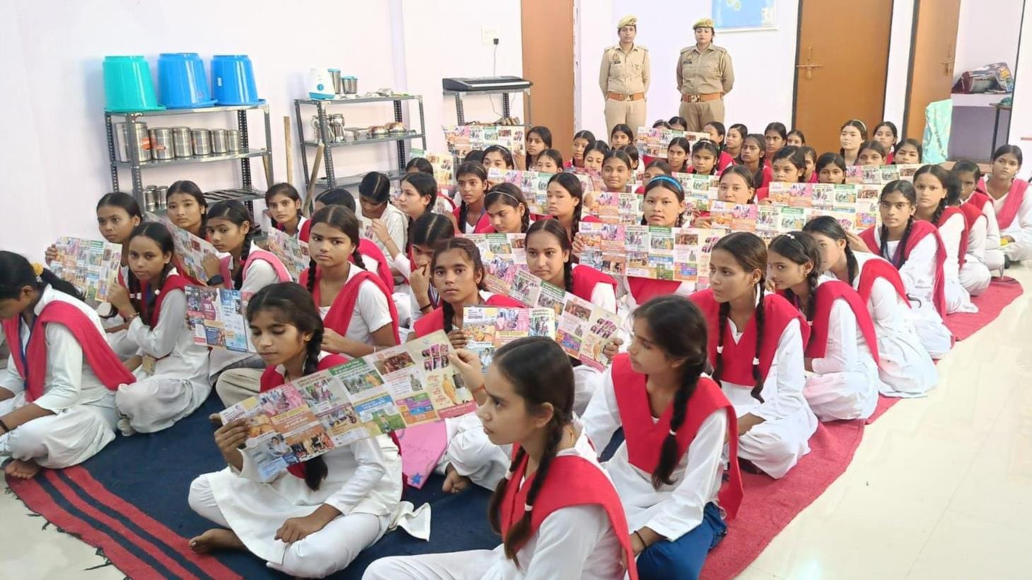  केजीबीवी हरिहरपुर रानी में छात्राओं को जागरूक करती महिला आरक्षी।