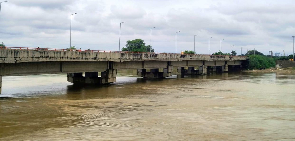 Khannaut River in spate; people stranded in Lodhipur rescued safely.