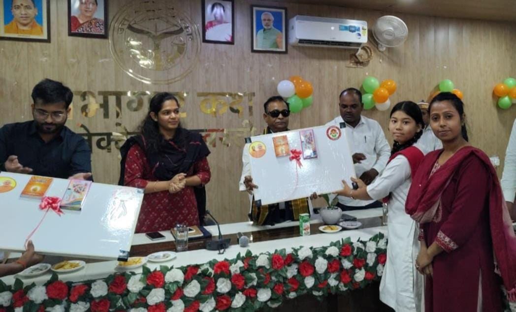 Shravasti News: आंगनबाड़ी कार्यकर्ताओं व छात्राओं को किया सम्मानित