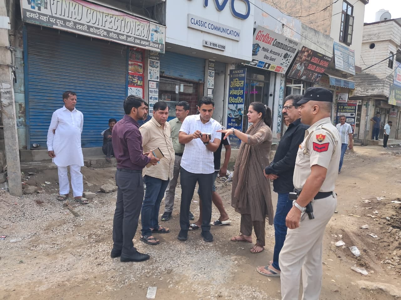 कॉलोनी में हादसे के बाद मौके पर  निगम एक्सईएन के मोबाइल में हादसे की वीडियो देखते मेयर कोमल सैन